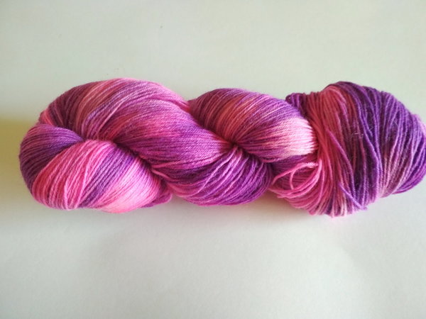 Sockenwolle 4fach handgefärbt lila pink