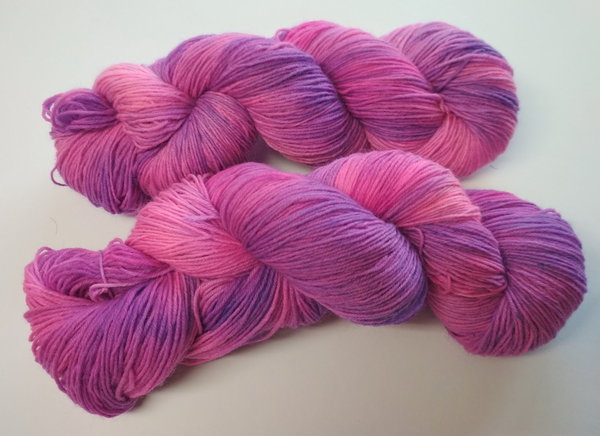 Sockenwolle 4fach handgefärbt lila pink