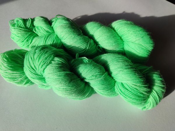 Sockenwolle 4fach handgefärbt Meeresfarben helles grün