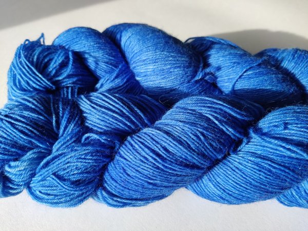 Sockenwolle 4fach handgefärbt blau