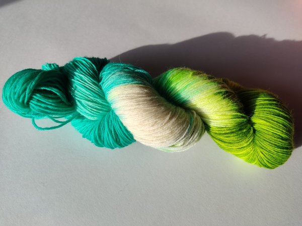 Sockenwolle 4fach handgefärbt grün aqua natur